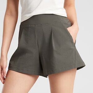 Athleta Textured Brooklyn Shorts Pleated Front Slash Pockets Secure Zip sz 10
